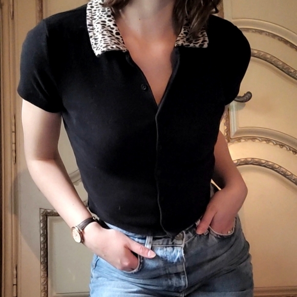 Button-down t-shirt with leopard print collar - Picture 5 of 6